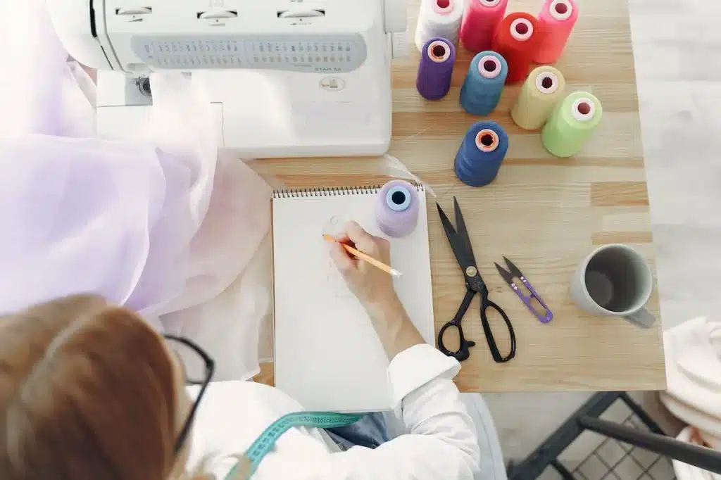معدات وأدوات الخياطة الأساسية